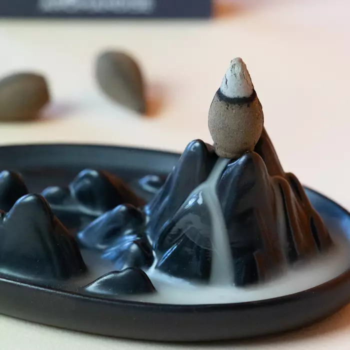 Dekoratív fekete kerámia füstölőtartó / égető visszaáramló füstölőkúpokhoz.