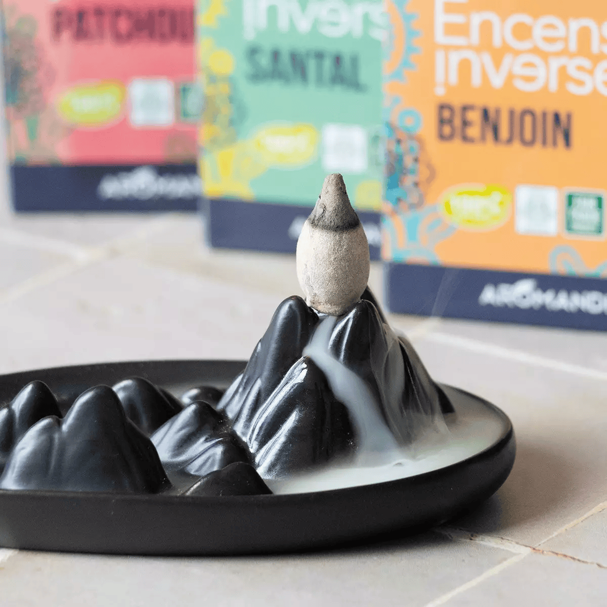 Dekoratív fekete kerámia füstölőtartó / égető visszaáramló füstölőkúpokhoz.