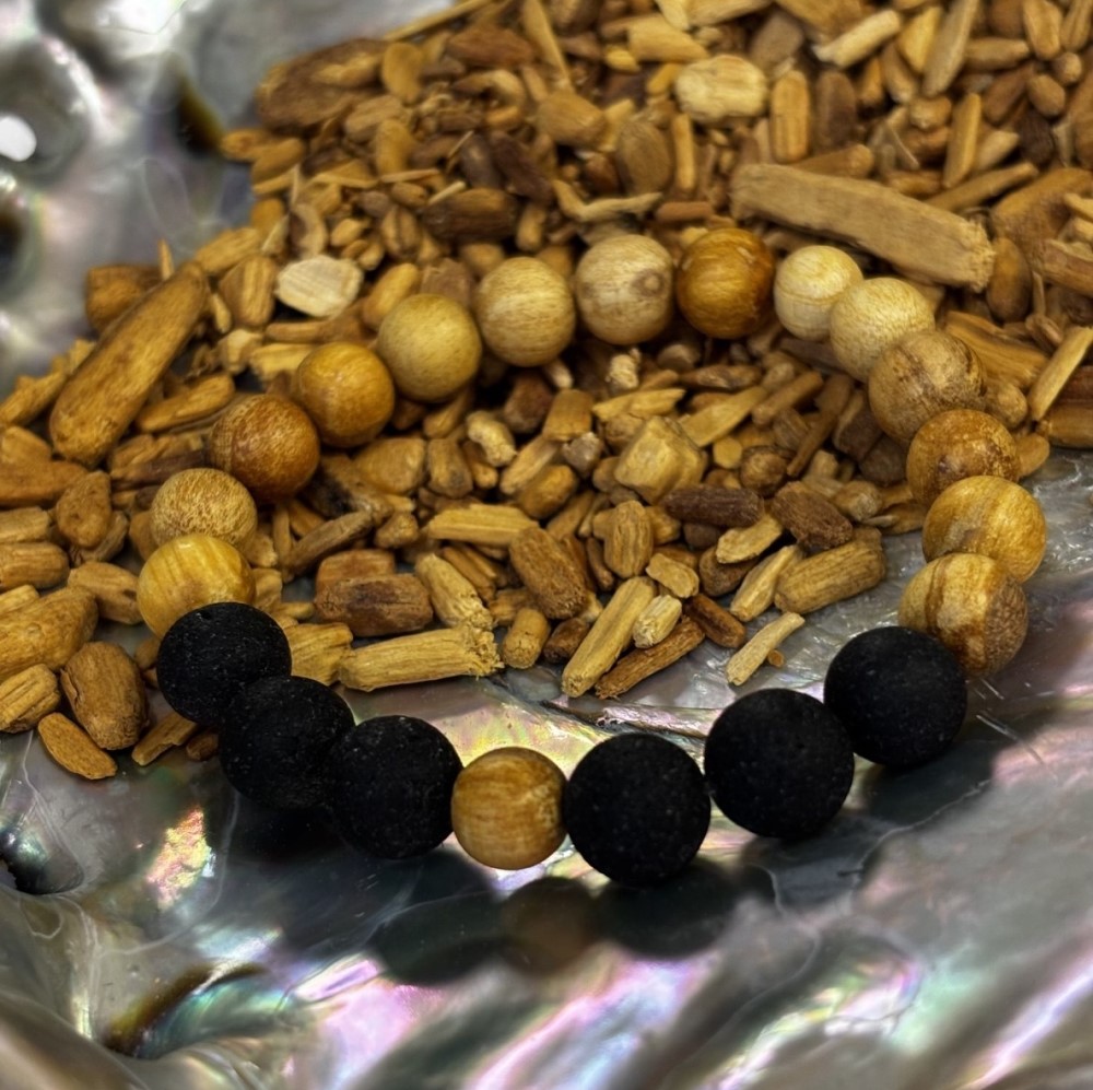 Palo Santo és fekete tömjén gyöngyökből készült energetizált karkötő - védelem és Isteni tudatosság