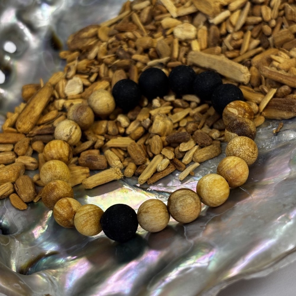 Palo Santo és fekete tömjén gyöngyökből készült energetizált karkötő - védelem és Isteni tudatosság