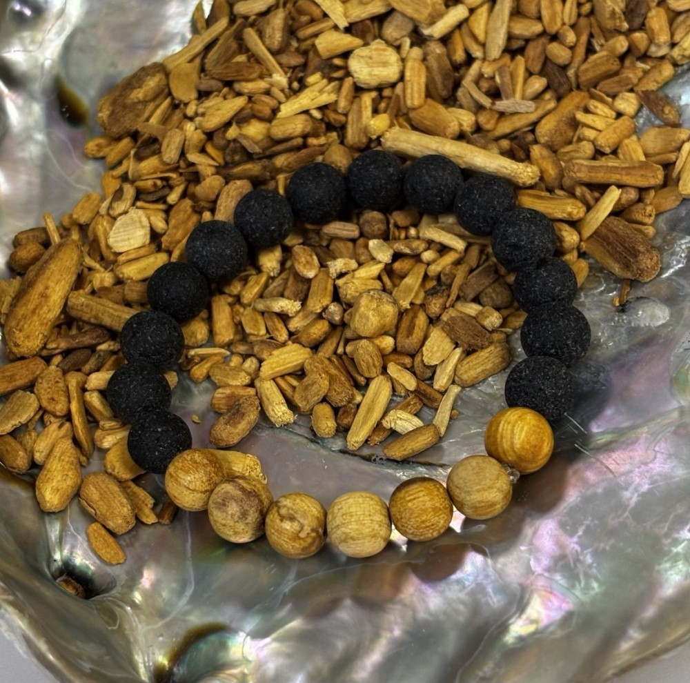Palo Santo és fekete tömjén gyöngyökből készült energetizált karkötő - védelem és Isteni tudatosság