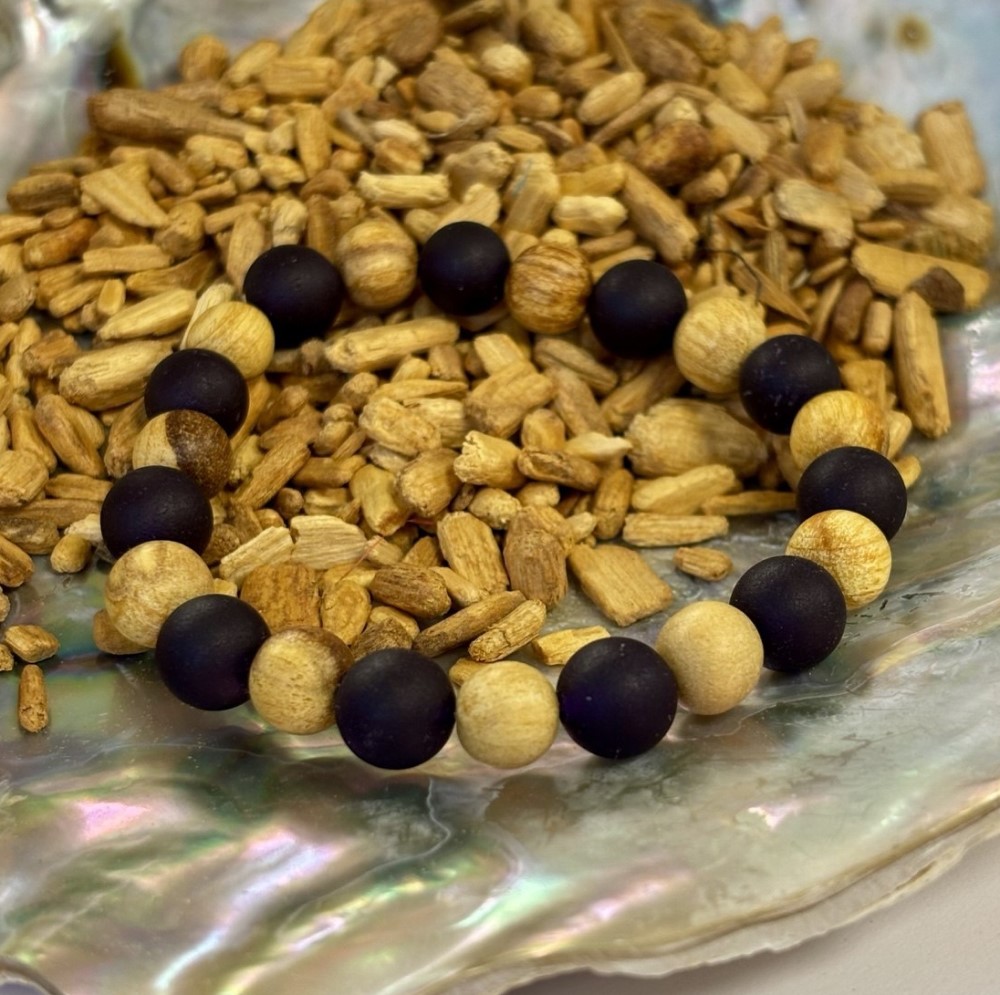 Palo Santo és lila tömjén gyöngyökből készült energetizált karkötő - transzformáció, megbocsájtás, kegyelem.