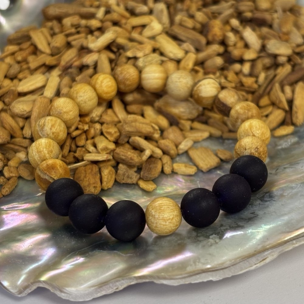 Palo Santo és lila tömjén gyöngyökből készült energetizált karkötő - transzformáció, megbocsájtás, kegyelem.