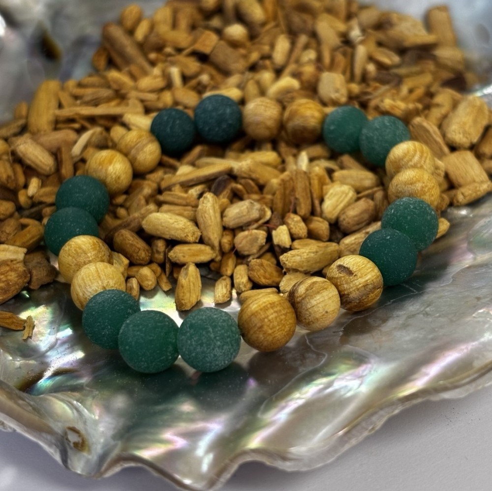 Palo Santo és matt zöld tömjén gyöngyökből készült energetizált karkötő - gyógyulás, harmónia, szívcsakra