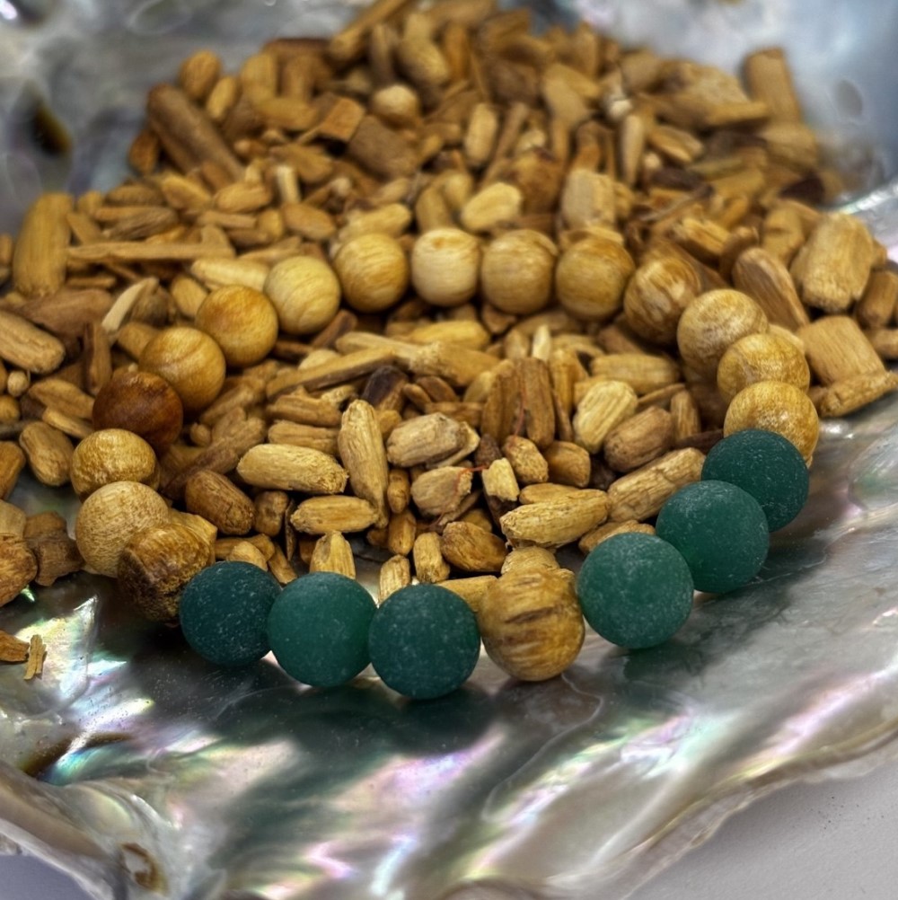 Palo Santo és matt zöld tömjén gyöngyökből készült energetizált karkötő - gyógyulás, harmónia, szívcsakra
