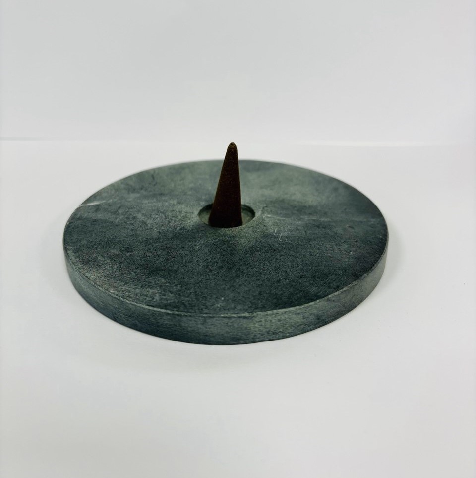 Faragott szürke szappankő pálcikatartó a csakrák színeivel megegyező díszcsíkokkal, indiai füstölőpálcikákhoz