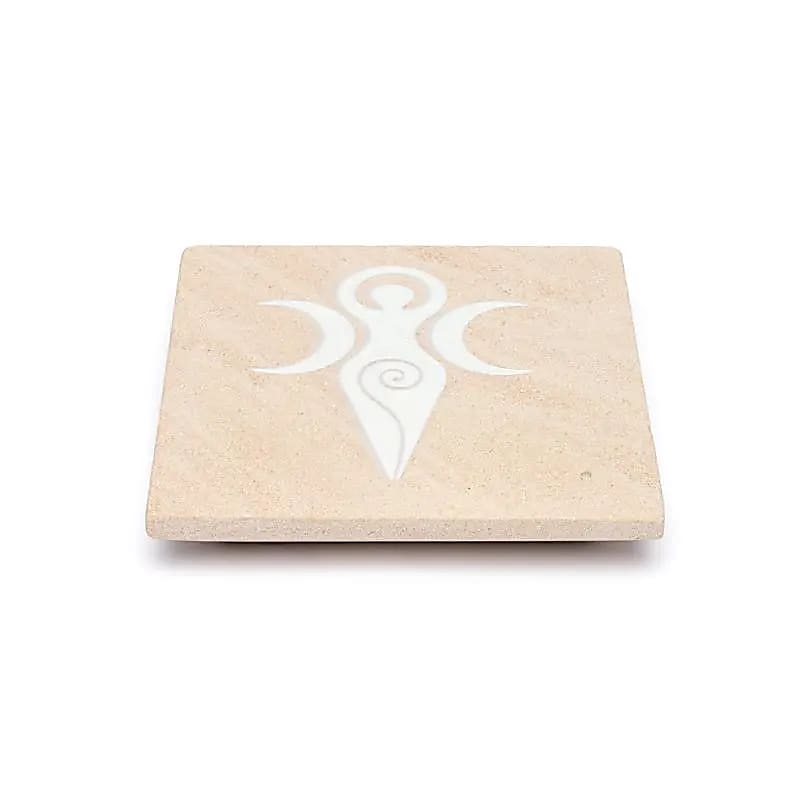 Rózsaszín homokkőre nyomtatott Istennő mintás füstölőpálcika tartó. Füstölőedény-alátétnek, poháralátétnek is alkalmas. 